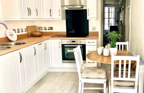 Poole House | Ideal Stay: Walk to the Harbour with Oceanfront Views