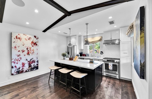 The Flats House | Prime Location in Beverly Hills with Ocean View Amenities