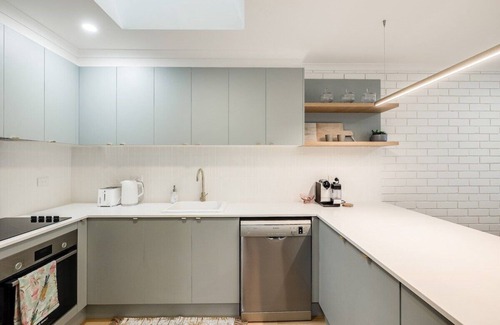 East Toowoomba Apartment | Elegant Retreat: Your Ideal Child-Friendly Getaway!