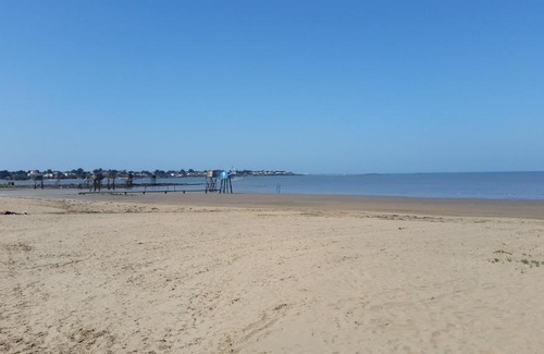 Tharon-Plage Apartment | Pet-Friendly Oceanfront Retreat at LOCATION SAISONNIERE