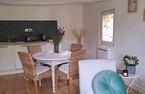 Locunole Cottage | Discover a Unique Retreat for Work and Leisure