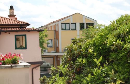 Padova Apartment | Relax at Elite Parco Brentelle B&B with Hot Tub Access