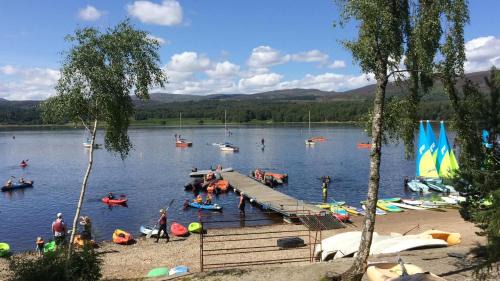 Kincraig Ski Chalet | Experience Loch Insh Chalets: Pet-Friendly Oceanfront Retreat