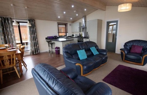 Kinross House | Pet-Friendly Loch Leven Lodge with Lake View & Spa