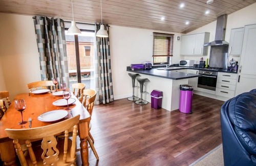 Kinross House | Pet-Friendly Loch Leven Lodge with Lake View & Spa