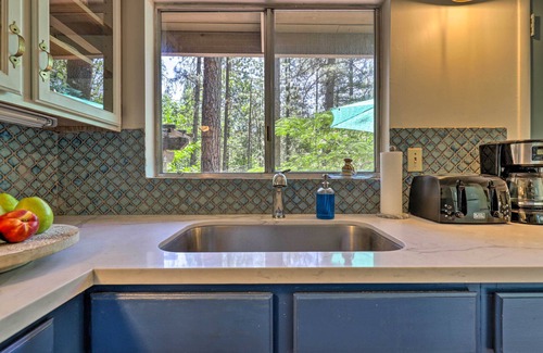 Middletown Cabin | Tranquil Loch Lomond Cabin with Hot Tub & Nearby Wineries