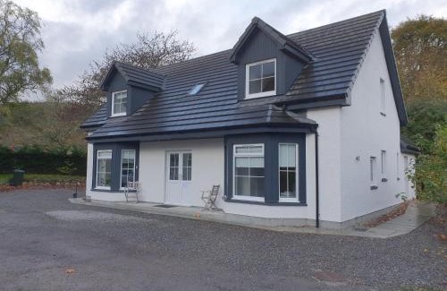 Drumnadrochit Apartment | Top-Rated Loch Ness House Blairbeg with Hot Tub & Breakfast