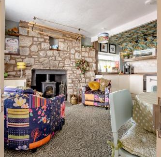 Drumnadrochit House | Discover The Wee Cottage: Pet-Friendly with a Perfect 10/10