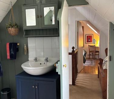 Drumnadrochit House | Discover The Wee Cottage: Pet-Friendly with a Perfect 10/10