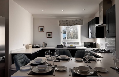 Kelty Apartment | Loch Ore View - sleeps 6 guests in 3 bedrooms