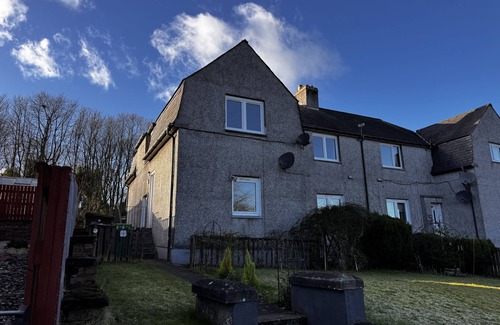 Kelty Apartment | Loch Ore View - sleeps 6 guests in 3 bedrooms