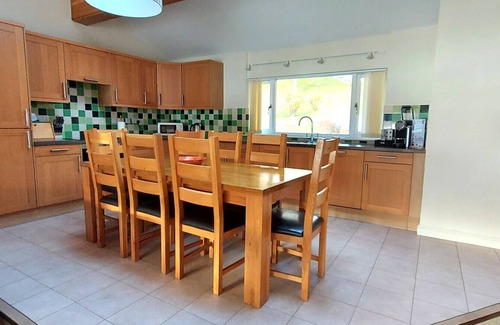 Kinloch Rannoch Apartment | Experience Nature at Loch Rannoch Eagle Lodge with Spa & Pets
