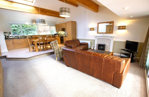 Kinloch Rannoch Cottage | Loch Rannoch Highland Lodge: Ideal Retreat with Hot Tub