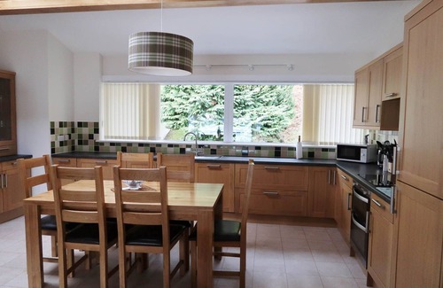 Kinloch Rannoch Cottage | Loch Rannoch Highland Lodge: Ideal Retreat with Hot Tub