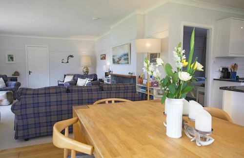 Fort William House | Scenic Loch-side House with Exceptional Mountain Views