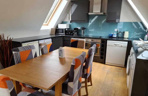 Saddell Apartment | Discover The Lookout: Penthouse with Lake Views & High Ratings