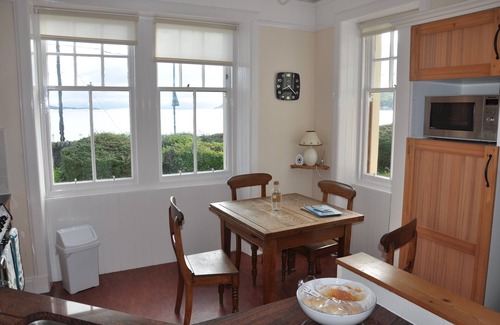 Campbeltown Cottage | Inviting Lochside Cottage with Breathtaking Sea Views