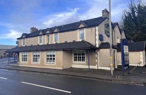 Dumbarton Hotel | Eco-Friendly OYO Lochway Hotel with Hot Tub & Breakfast