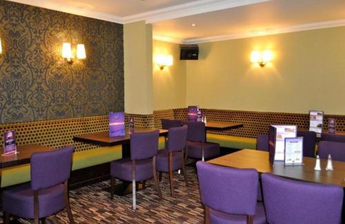 Dumbarton Hotel | Eco-Friendly OYO Lochway Hotel with Hot Tub & Breakfast