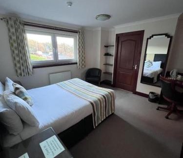 Dumbarton Hotel | Eco-Friendly OYO Lochway Hotel with Hot Tub & Breakfast