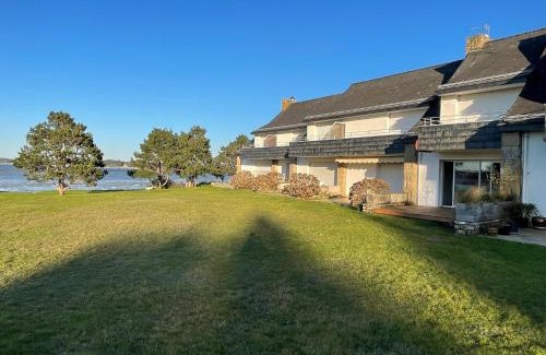 Locmariaquer Apartment | Cozy Le Calvez Apartment with Ocean View in Locmariaquer
