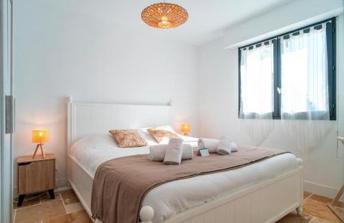Locmariaquer Apartment | Cozy Le Calvez Apartment with Ocean View in Locmariaquer