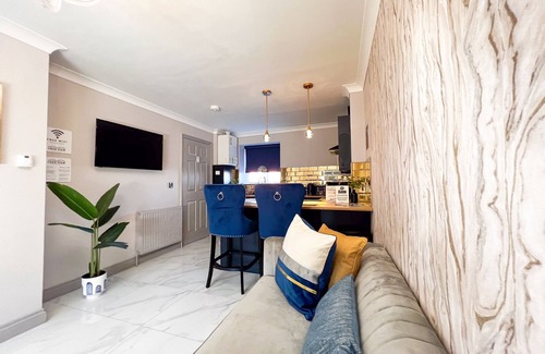 Boston House | Elegant Retreat at Lock View with Breakfast & Family Amenities