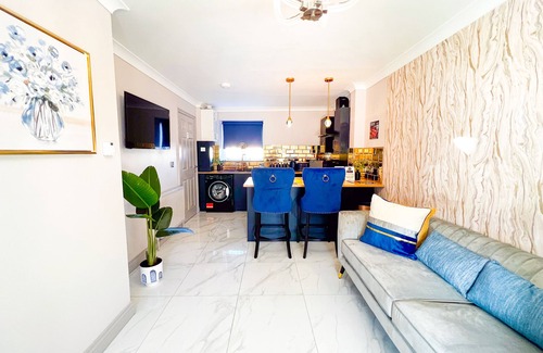 Boston House | Elegant Retreat at Lock View with Breakfast & Family Amenities