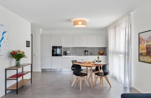 Locarno Apartment | Highly Rated LocTowers A4.3.3 with Spa and Lake View