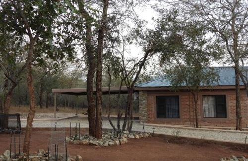 Marloth Park House | Immaculate 2-Bedroom Cottage at Locust Retreat - Rated 10/10