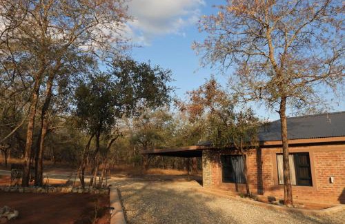 Marloth Park House | Immaculate 2-Bedroom Cottage at Locust Retreat - Rated 10/10