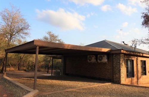 Marloth Park House | Immaculate 2-Bedroom Cottage at Locust Retreat - Rated 10/10