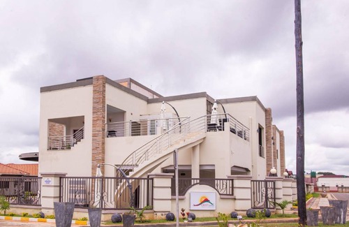 Lusaka Cabin | Pet-Friendly Lodge for 11 Guests with Pool and Kitchen