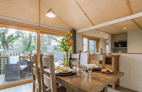 Corfe Castle Cottage | Inviting Lodge 17: Pet-Friendly Retreat with Hot Tub