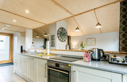 Corfe Castle Cottage | Inviting Lodge 17: Pet-Friendly Retreat with Hot Tub