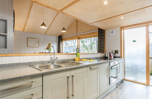 Corfe Castle Cottage | Inviting Lodge 17: Pet-Friendly Retreat with Hot Tub