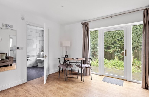 Reydon Cabin | Eco-Friendly Retreat at Lytton Tree Lodge - Perfect for Families