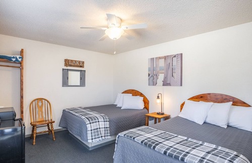 Yantis House | Lodge #3 with Gameroom, Pool Table, and Outdoor Kitchen