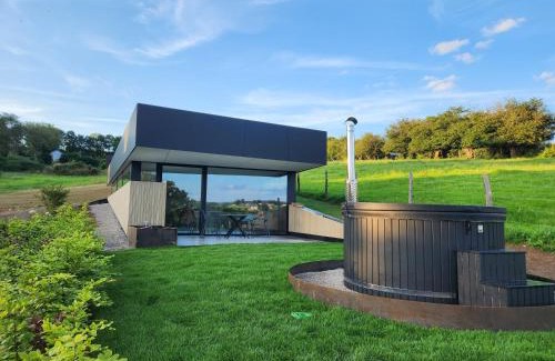 Bellevaux House | Relax at Lodge 323 with Inviting Hot Tub Amenities