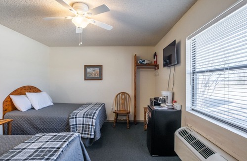 Yantis House | Lodge #4 with Billiard Table, and Outdoor Kitchen