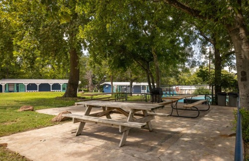 Burnet Apartment | Cozy Lodge 53: Inviting Rooms with Lake Views and Pool