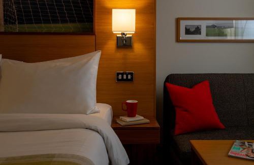 Bradley Stoke Hotel | Oceanfront Lodge at Bristol with Family-Friendly Amenities