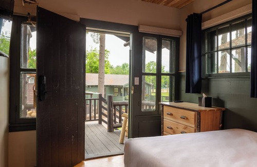 Schroon Lake Hotel | Discover Comfort at Lodge at Schroon Lake - Top Amenities!