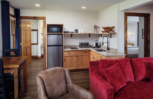 Schroon Lake Hotel | Discover Comfort at Lodge at Schroon Lake - Top Amenities!