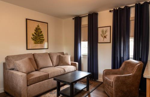 Schroon Lake Hotel | Tranquil Lodge at Schroon Lake: Pet-Friendly with Ocean Views