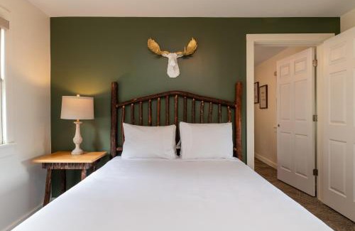 Schroon Lake Hotel | Tranquil Lodge at Schroon Lake: Pet-Friendly with Ocean Views