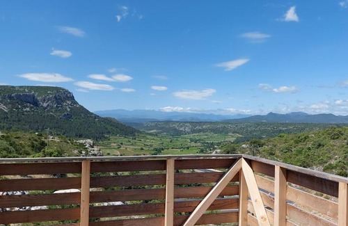 Vingrau House | Scenic Lodge with Breathtaking Ocean Views and Pool
