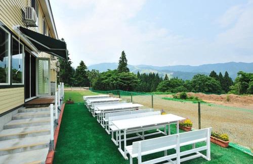 Maiko Cabin | Pet-Friendly Lodge B&W with Breakfast and Hot Tub Access