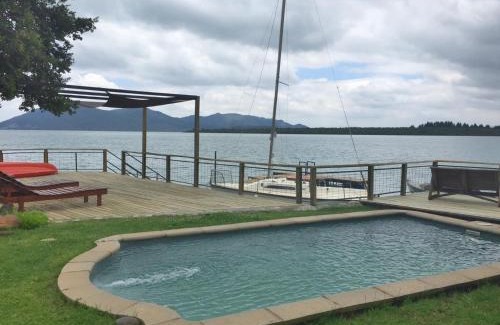 Bajos de Lircay Cabin | Inviting Lodge Colbún with Oceanfront Pool and Breakfast