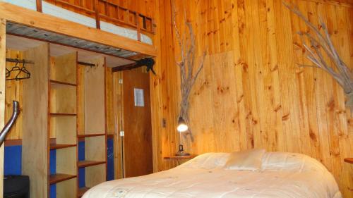 Bajos de Lircay Cabin | Inviting Lodge Colbún with Oceanfront Pool and Breakfast